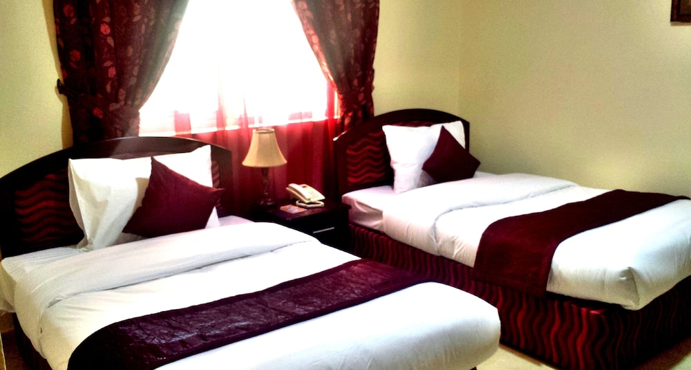 Basic Single Room, 2 Twin Beds photo 2