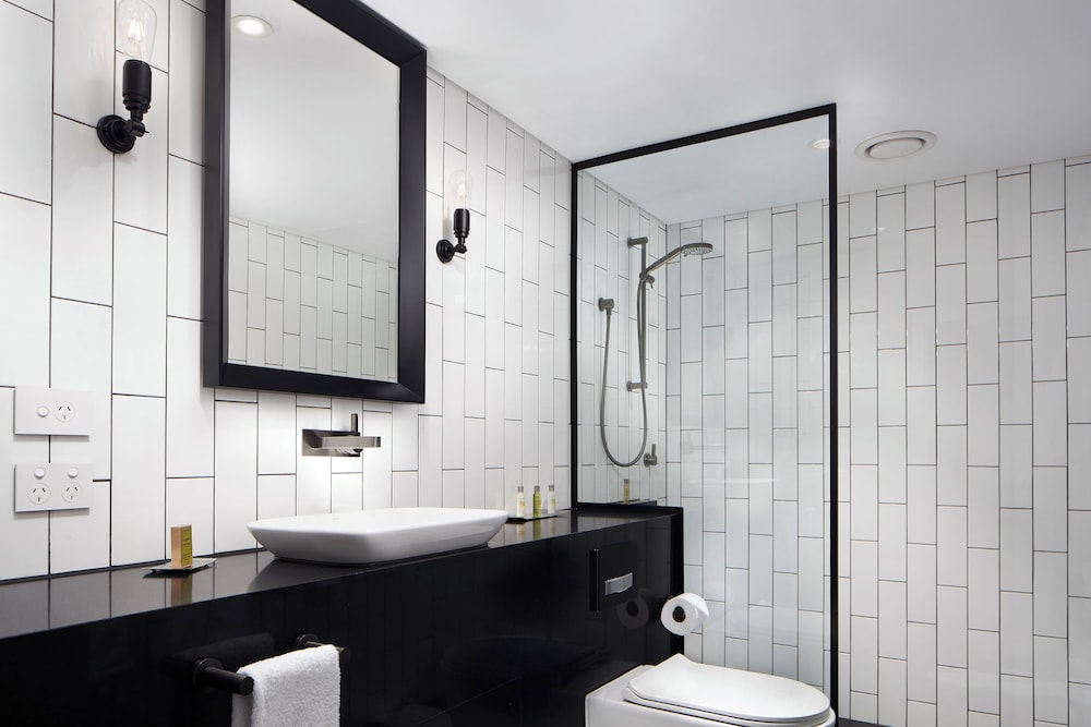 Suite, 1 King Bed, Balcony (Yarra View) - Photo 2