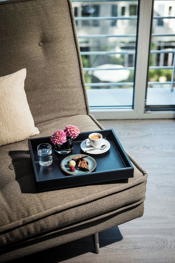 Junior Suite, 1 King Bed with Sofa bed, Garden View photo 3
