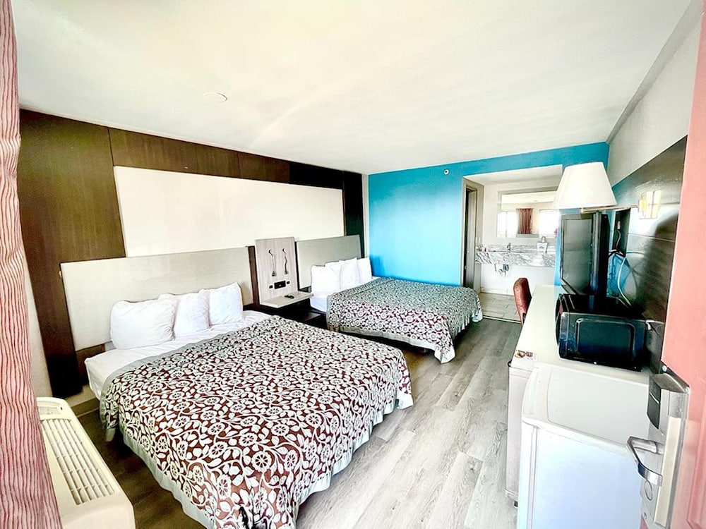 Deluxe Room, 2 Queen Beds, Non Smoking, Microwave - Photo 2