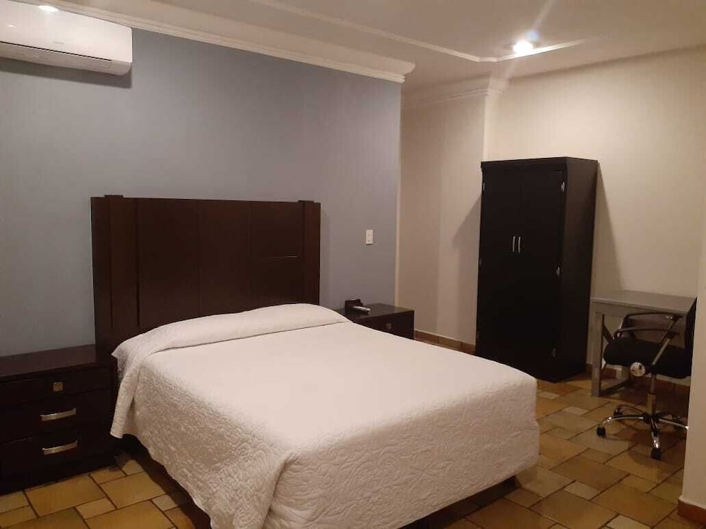 Deluxe Room, Multiple Beds photo 3