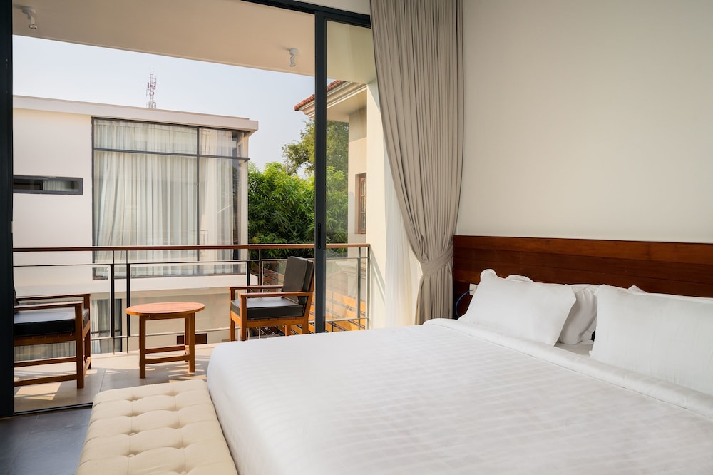 Deluxe Double Suite, Pool View