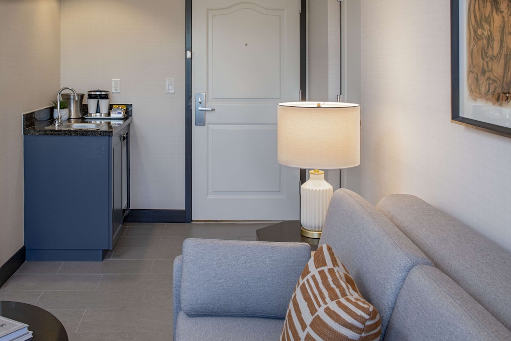 Suite, 1 Bedroom, Balcony - Photo 3