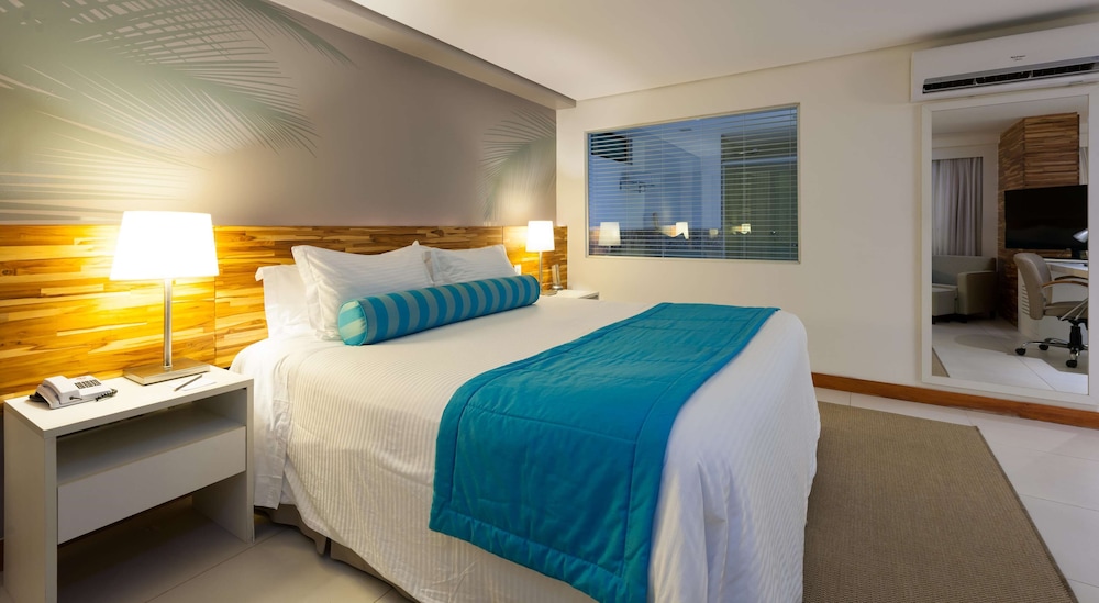 Suite, 1 King Bed, Balcony, Oceanfront thumbnail 5