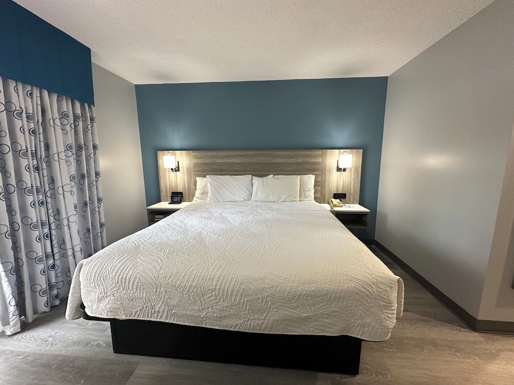 Room, 1 King Bed, Non Smoking (Sundeck) - Photo 9