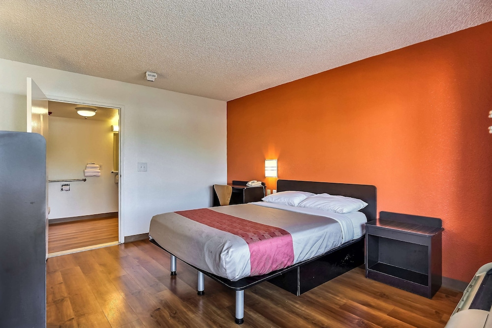 Deluxe Room, 1 Queen Bed, Accessible, Non Smoking