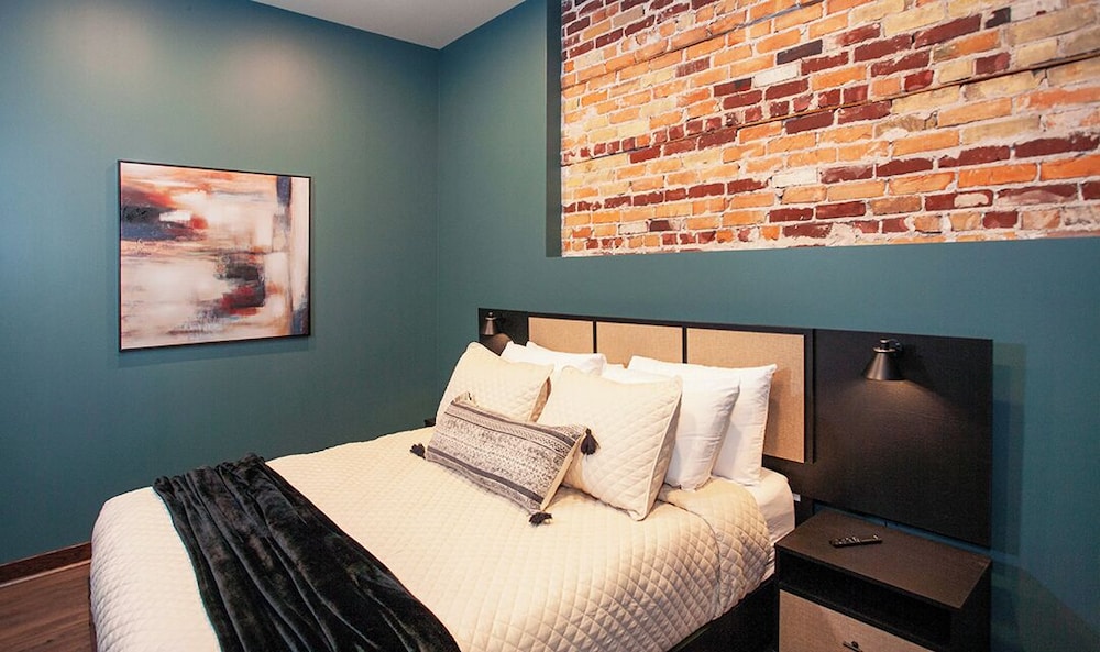 Suite, 1 Queen Bed with Sofa bed, City View photo 1