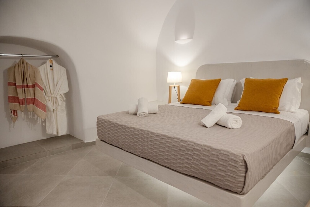 Honeymoon Cave Suite, Jetted & Heated Plunge Pool, Sea & Sunset View