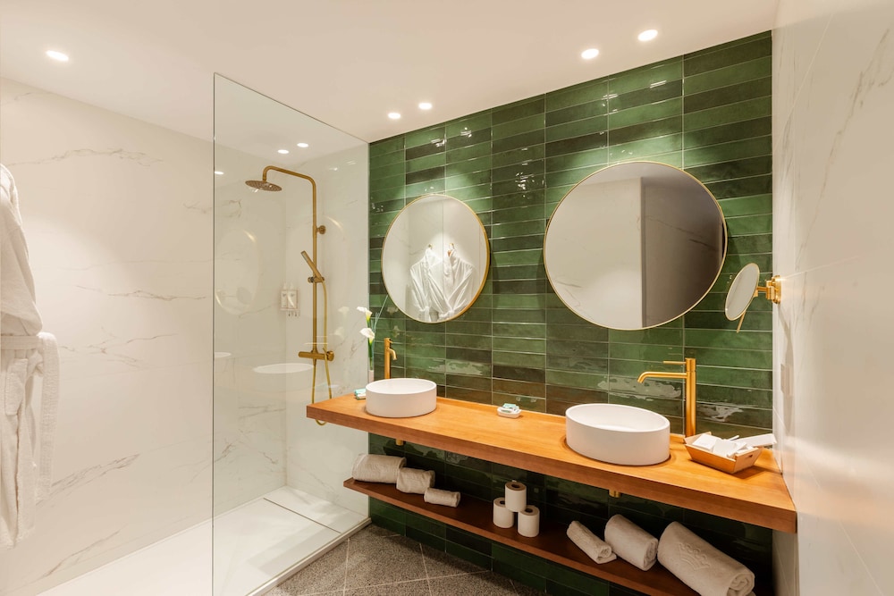 Superior Suite - Photo 11