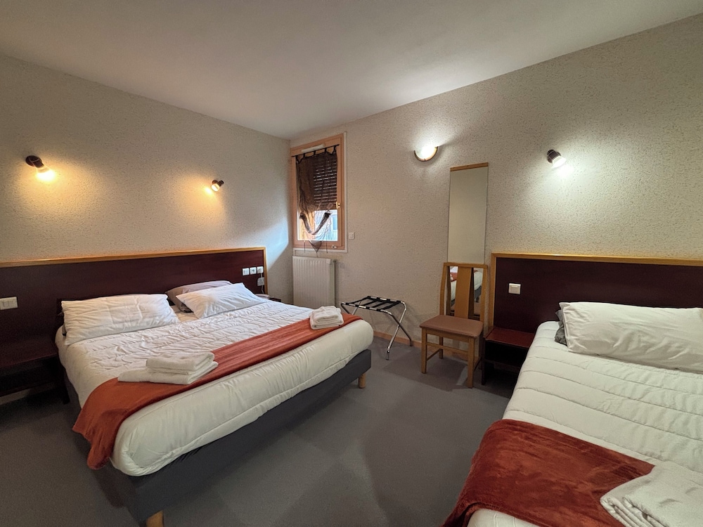Standard Triple Room, Multiple Beds photo 3