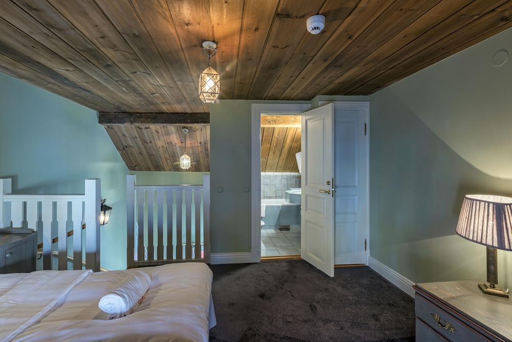 Family Room, 1 Queen Bed with Sofa bed photo 1