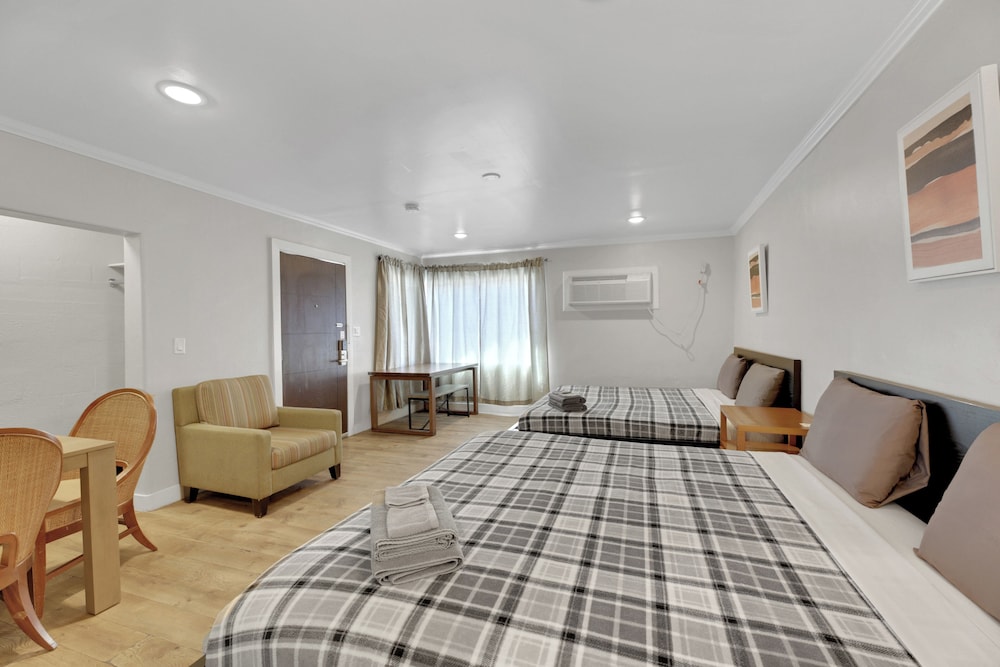 Double-King Suite with Kitchen