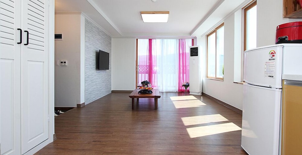 Quadruple Room (Red Yellow) photo 3