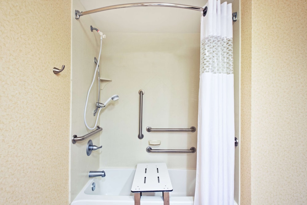 Room, 1 Queen Bed, Accessible, Bathtub - Photo 4