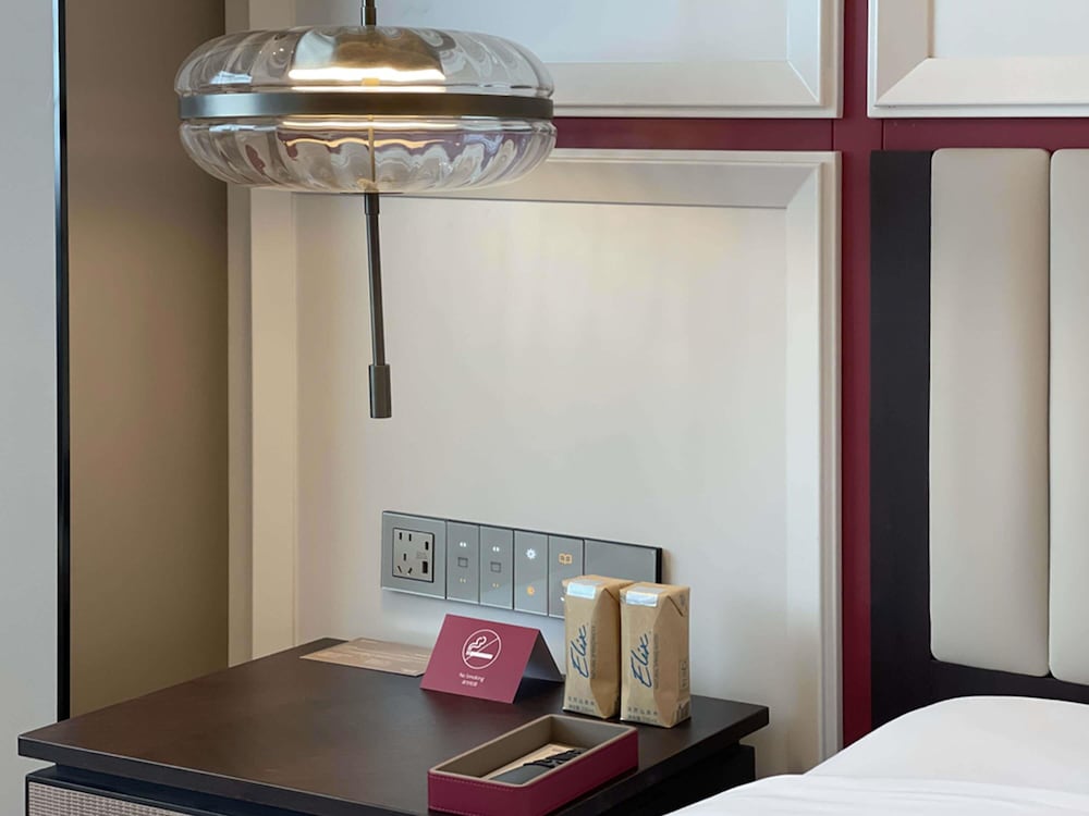 Deluxe Room, 1 King Bed, Accessible