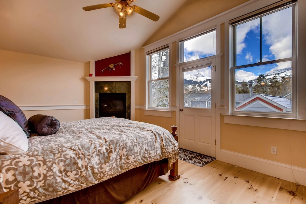 House, Multiple Beds (Hideaway on High)