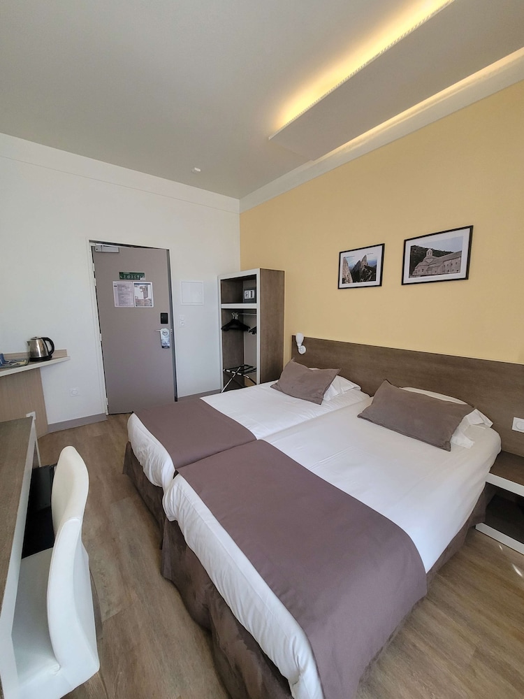 Standard Room, 2 Twin Beds - Photo 42