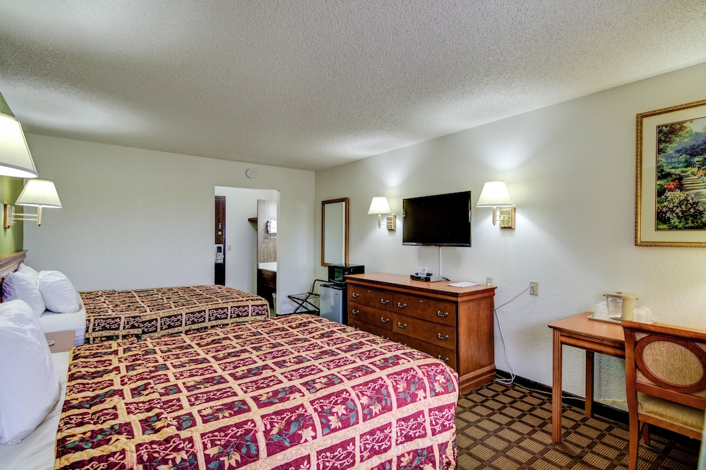 Standard Room, 2 Queen Beds, Non Smoking photo 2