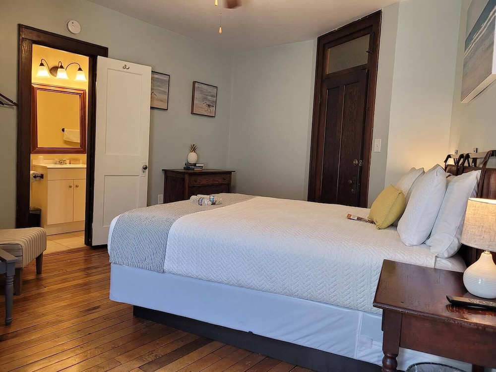 Double Room, 1 Queen Bed