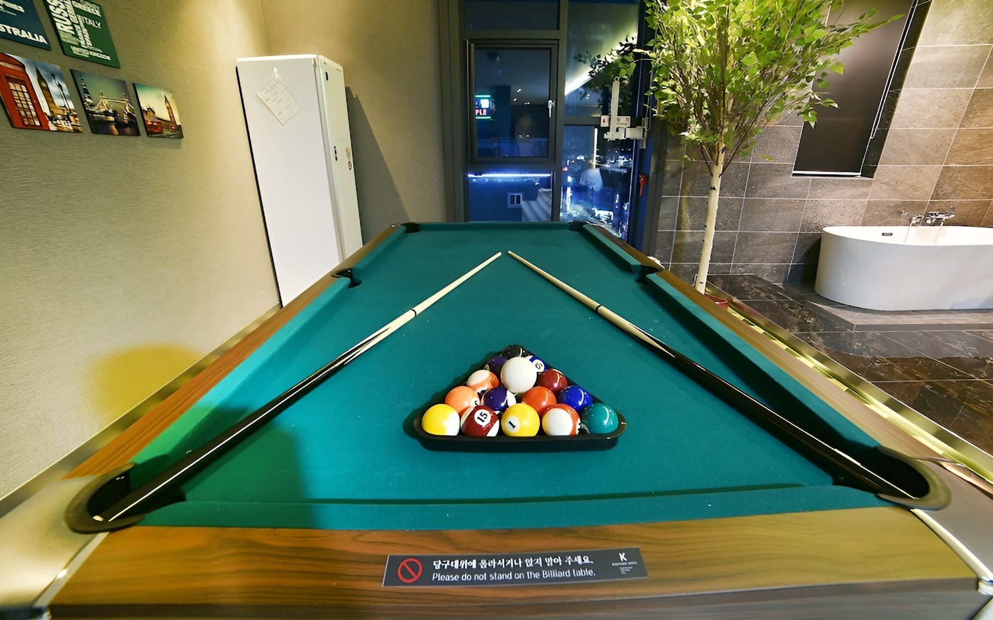 Room (Suite (Party billiard room styler equ) - Photo 8