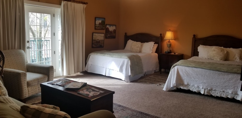 Signature Courtyard Room, 2 Queen Beds, Non- Smoking (Rooms 3 & 5)