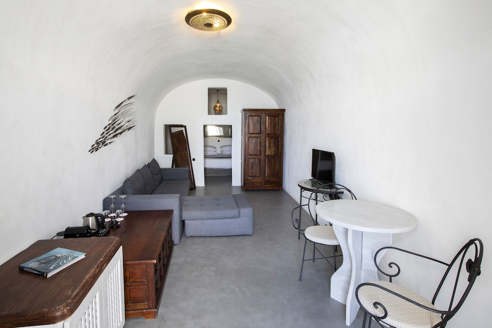 Double Room with Hot Tub and Partial Caldera View photo 2