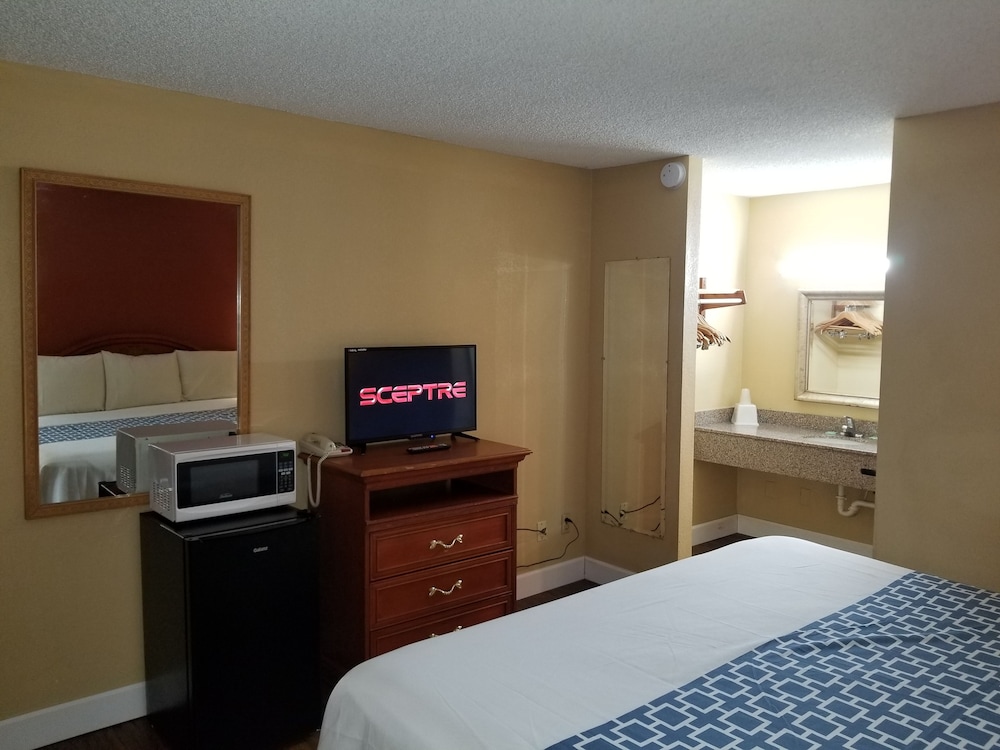Standard Room, 1 King Bed, Non Smoking photo 3