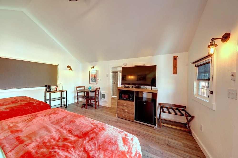 Double Queen, Cottage # 6 (Pet Friendly) photo 3