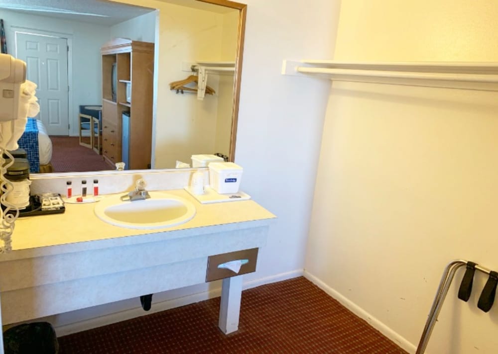 Standard Room, 1 Queen Bed - Photo 3