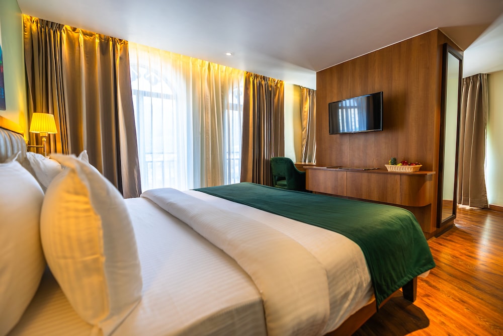 Suite - Photo 1