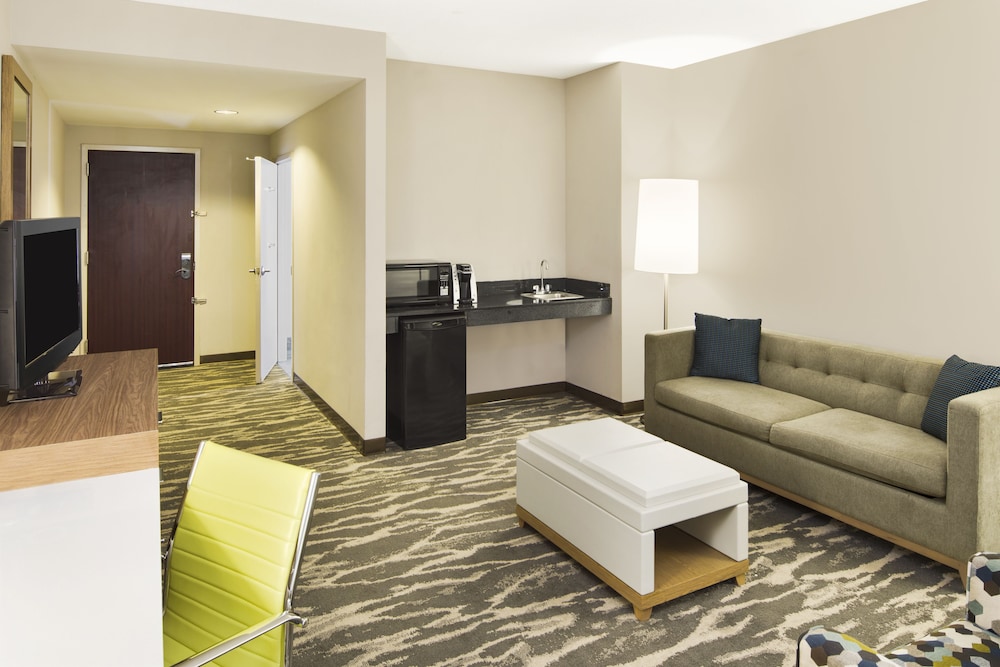 Suite, 2 Bedrooms - Photo 3
