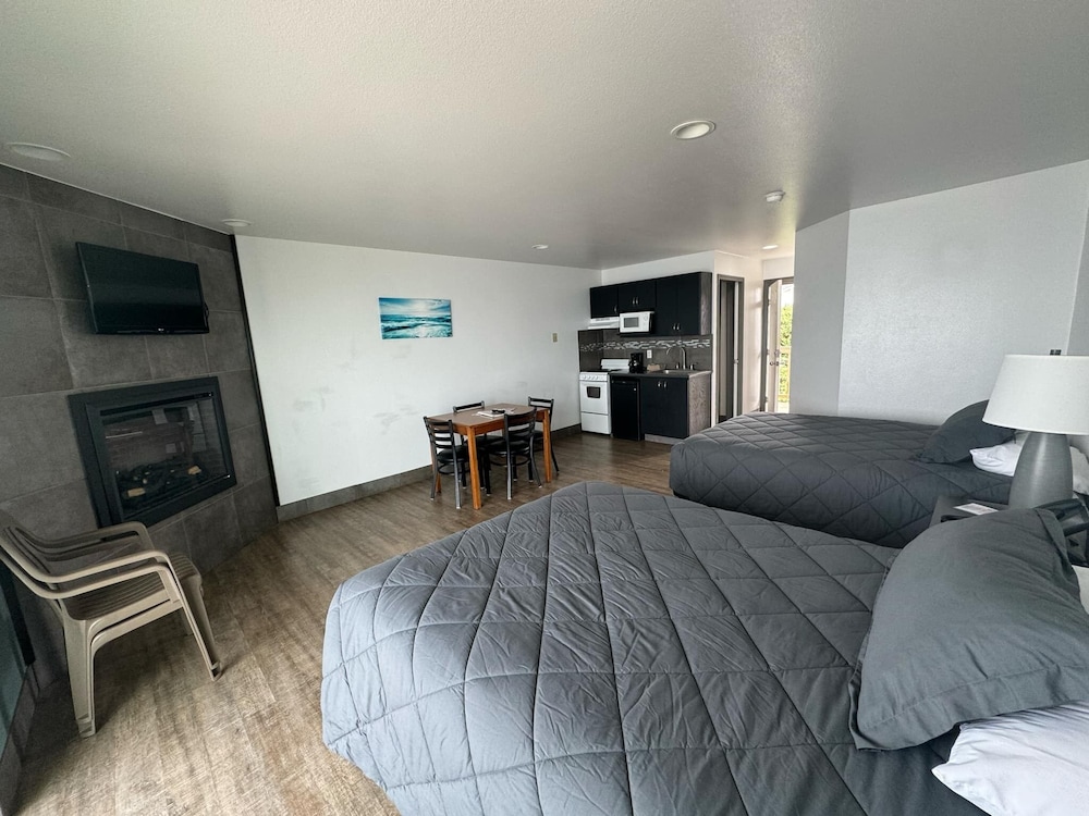 Deluxe Double Room, 2 Queen Beds, Kitchen, Oceanfront