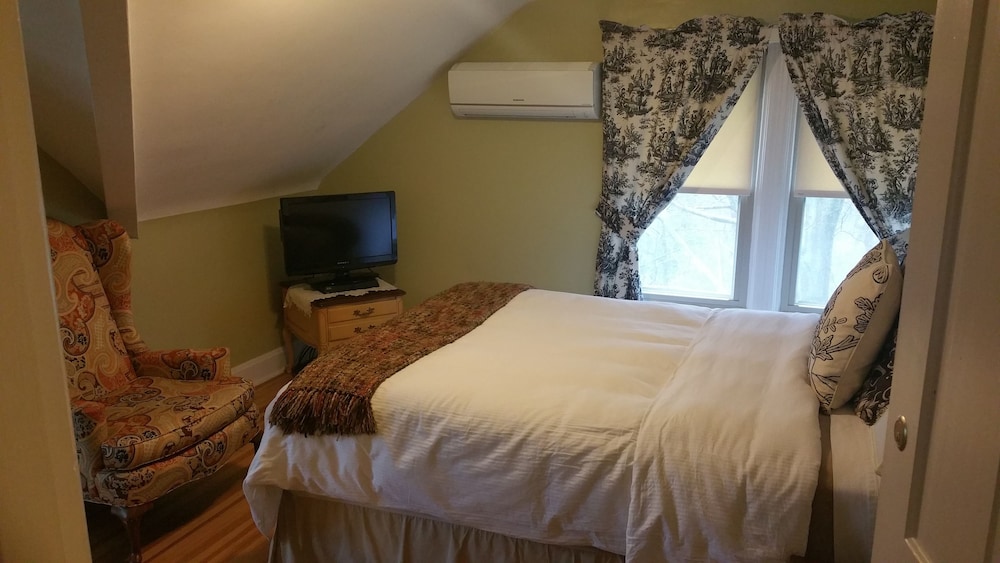 Signature Room, 1 Queen Bed (Azalea) photo 1