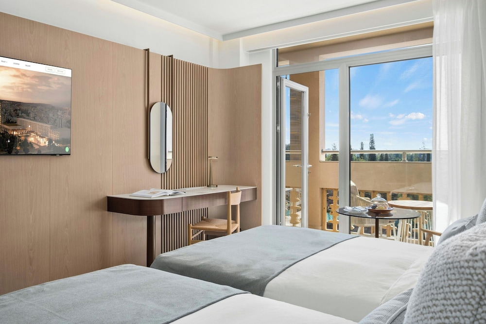 Comfort Room, 2 Twin Beds, Non Smoking, Balcony (Poolside)
