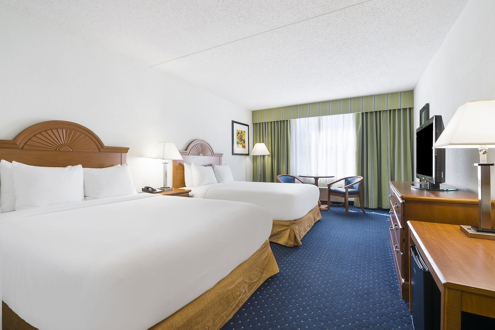 Standard Double Queen Room - Photo 1