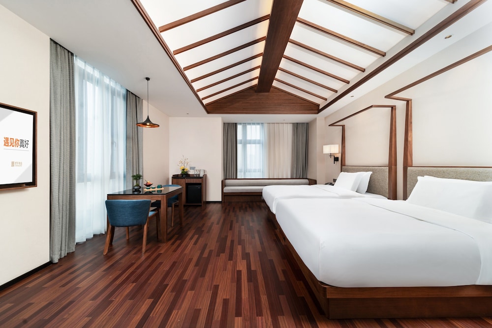 Signature Quadruple Room, 2 Queen Beds, Non Smoking photo 1