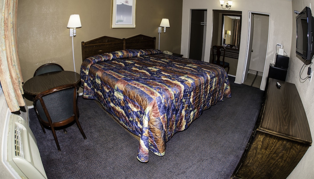 Standard Room, 1 King Bed, Non Smoking photo 1