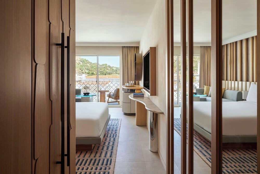 Premier Room, 1 King Bed, Balcony photo 3