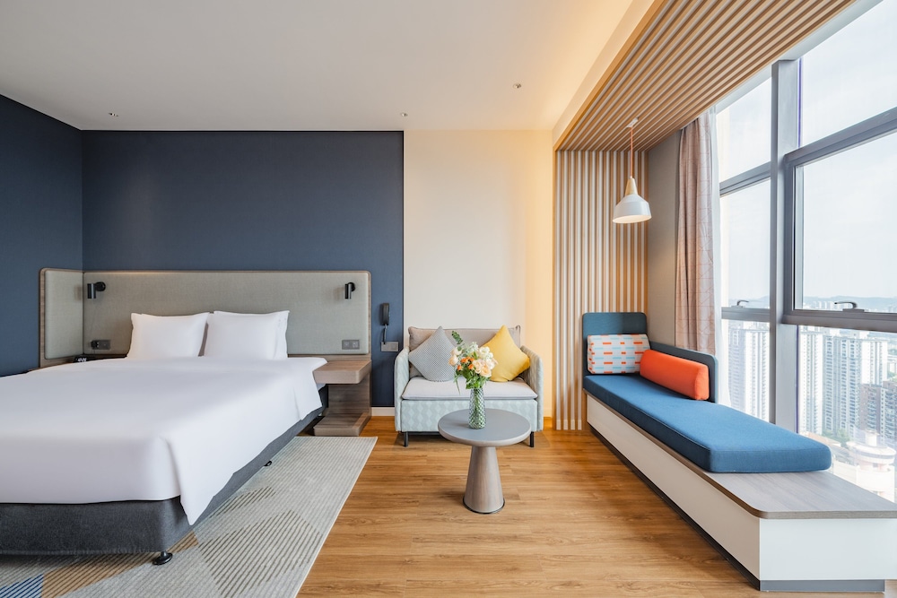 Standard Room, 1 King Bed (High Floor, Extra Floor Space) - Photo 2