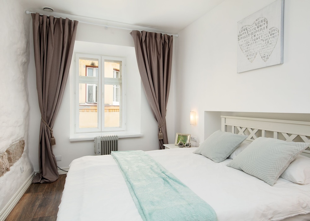 Freshly renovated 1 bedroom Old Town apartment photo 2