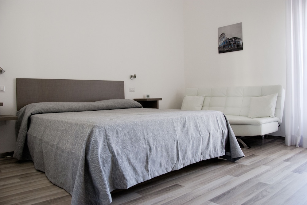 Basic Triple Room, 1 Bedroom, Balcony, Tower photo 1