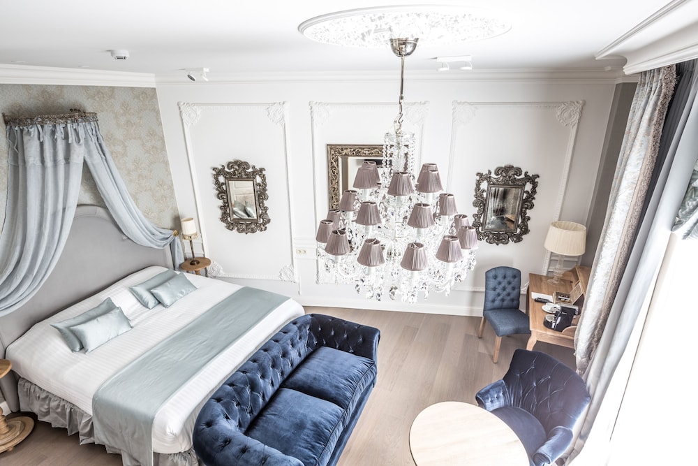 Premium Luxe Suite - Photo 1