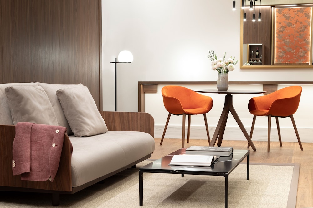 Suite, 1 Bedroom (Master, 2+1) thumbnail 5