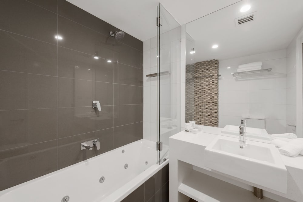 Deluxe Queen Spa Suite photo 2