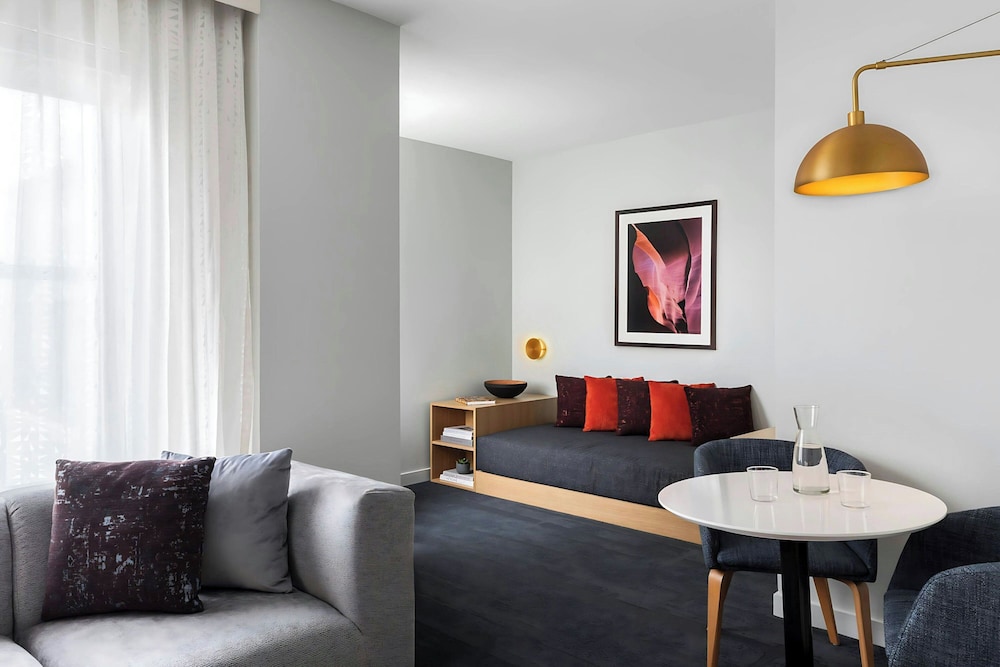 Suite, 1 Bedroom - Photo 3