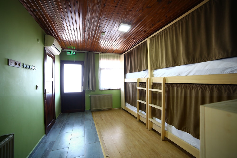 Deluxe Shared Dormitory, Multiple Beds, Partial Ocean View photo 1
