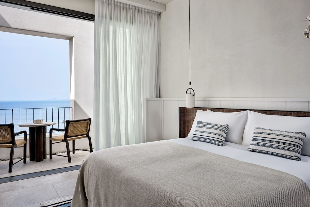 Panoramic Room, 1 King Bed, Sea View (Balcony) photo 3