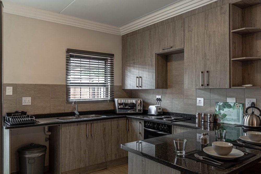Classic Apartment, 3 Bedrooms, Balcony photo 3