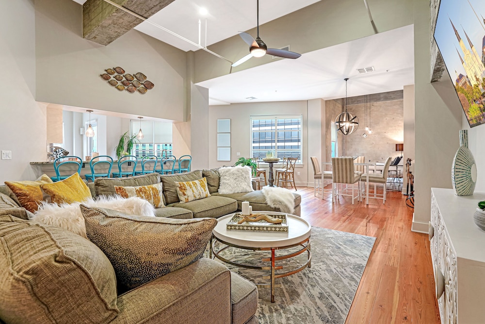 Luxury Condo, 2 Bedrooms