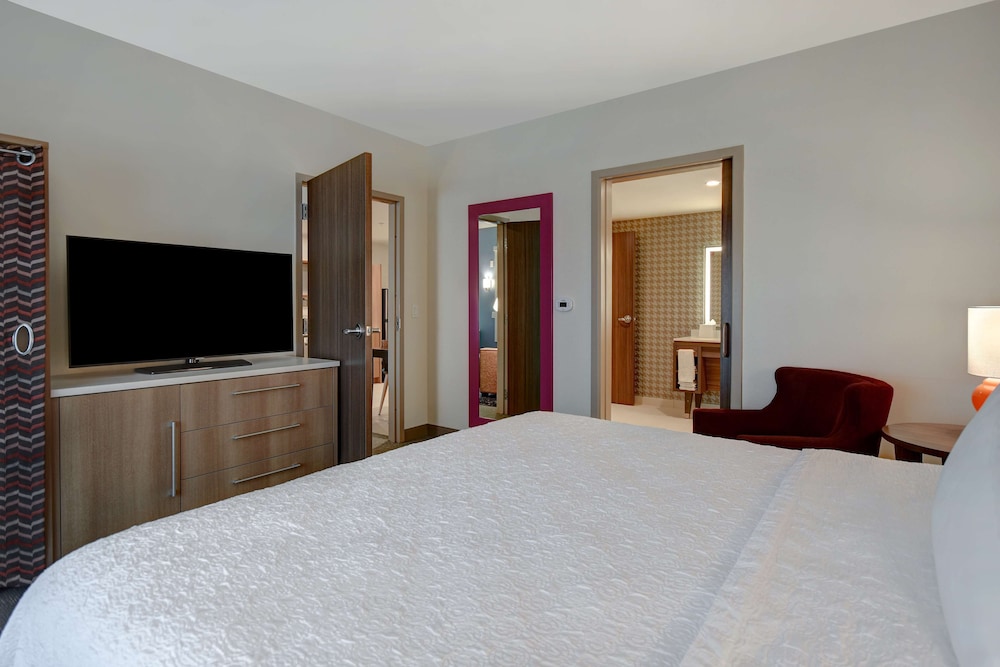 Suite, 1 King Bed, Accessible, Bathtub - Photo 6